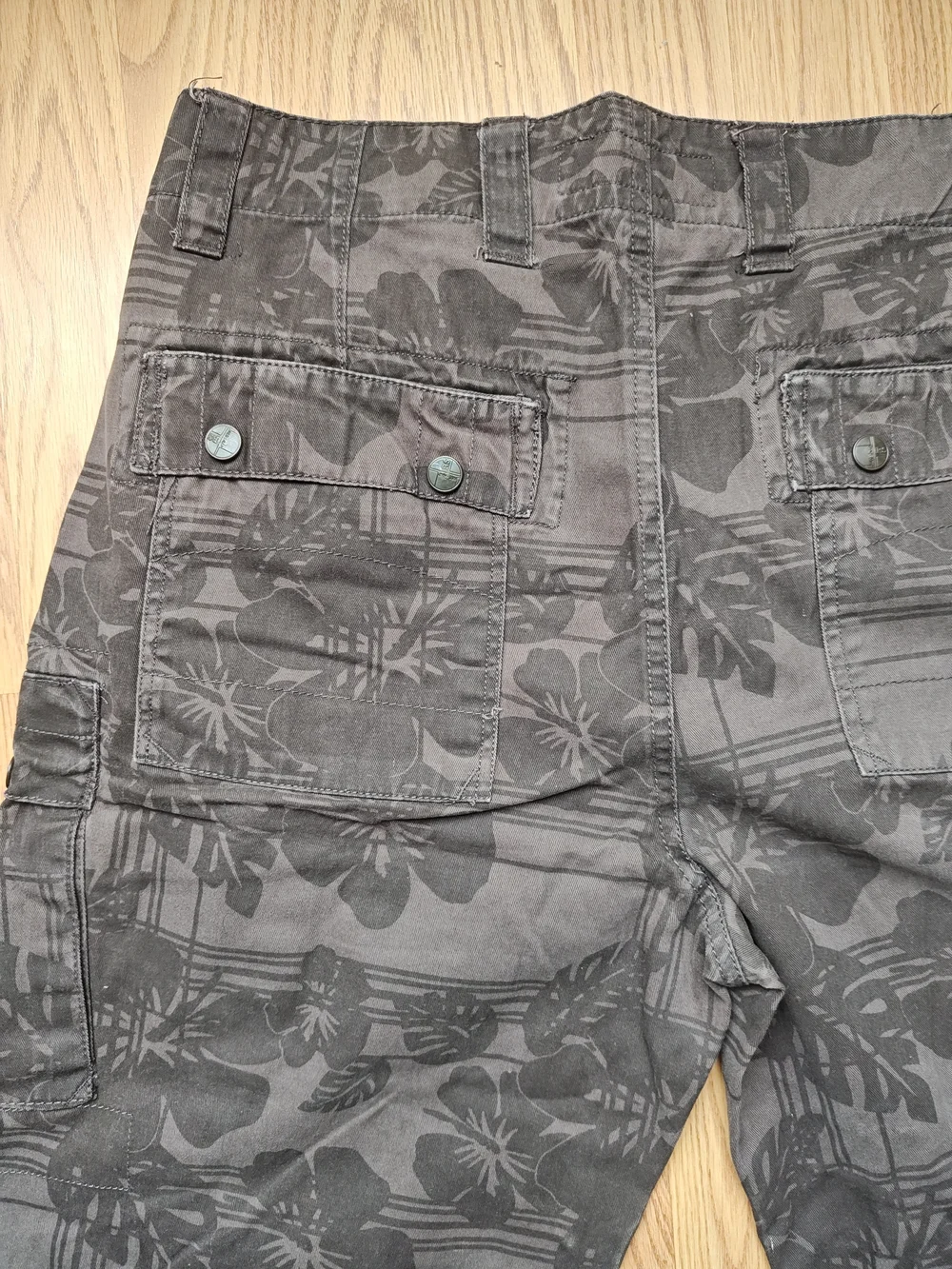 Vintage Red Snap Floral Cargo Shorts Brown Hibiscus Print Tropical 34